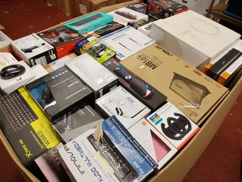 Caja de devoluciones abierta, foto de Adrián P.