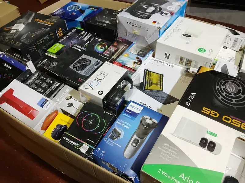Caja de devoluciones abierta, foto de David G.